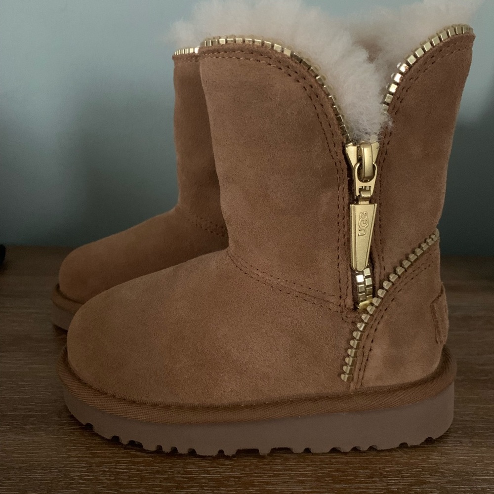 UGG Florence boots size 7 toddler. New!